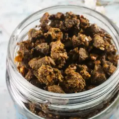 Słoik pełen grudek propolisu. Zastanawiasz się propolis co to? To naturalny produkt pszczeli o wielu właściwościach.