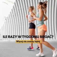 Dwie kobiety biegają, zastanawiając się, ile razy w tygodniu biegać. "Więcej nie znaczy lepiej" - podpowiada napis.