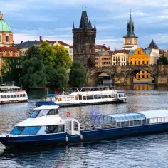 Praga rejs statkiem po Wełtawie. Widok na Most Karola i zabytkowe budynki.