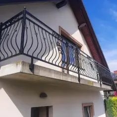 Co na balustradę balkonu? Najlepsze materiały i porady montażowe