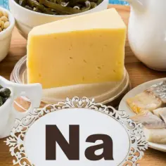Sód w czym jest? Ser, śledzie, kapary, orzeszki piniowe, jajko i mleko to produkty bogate w sód.