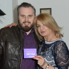 Para, trzymająca książeczkę "Love About Mom", uśmiecha się do aparatu. Czy to odpowiedź na pytanie, ile dzieci ma Majka Jeżowska?