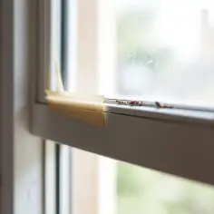 Skuteczne sposoby na usunięcie kleju po taśmie z okien bez uszkodzeń