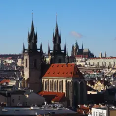 Widok na praską Starówkę z dominującymi wieżami kościoła Marii Panny przed Tynem i górującym w oddali Zamkiem. Małostrańska wieża mostowa w oddali.