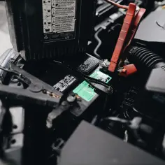 Kiedy prostownik pokazuje, że akumulator jest naładowany? Oto sygnały
