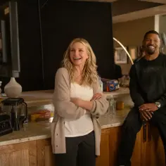 Cameron Diaz i Jamie Foxx znowu w akcji na planie filmowym. Uśmiechnięci, w luźnych strojach, w kuchni pełnej sprzętu.