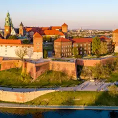 Zamek Królewski na Wawelu, serce stolicy Polski, w blasku zachodzącego słońca.