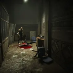 Mroczny korytarz z leżącym ciałem i postacią w tle. Scena jak z najlepszych horrorów, budząca grozę.