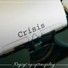 Maszyna do pisania z napisem "Crisis". Poniżej widnieje napis "Kryzys egzystencjalny", sugerujący głębokie przemyślenia.