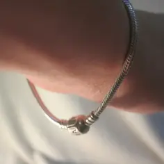 Srebrna bransoletka Pandora na nadgarstku. Czy bransoletka pandory się rozciąga? Zobacz, jak wygląda na skórze.