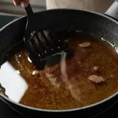 Łyżka cedzakowa usuwa resztki z oleju po smażeniu frytek. Dowiedz się, jak przechowywać olej po smażeniu frytek, by był gotowy do ponownego użycia.