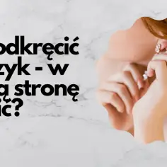 Jak odkrecic kulke z kolczyka? Kobieta z rudymi włosami i pierścionkiem na palcu poprawia kolczyk.