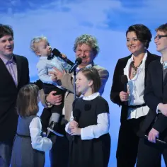 Dzieci Pawła Królikowskiego na scenie. Wszyscy trzymają mikrofony, gotowi do występu.