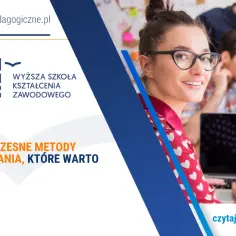 Innowacyjne metody nauczania przykłady: młoda kobieta z okularami pracuje przy laptopie, w tle grupa studentów.