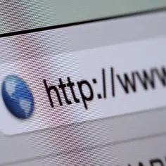 Zbliżenie na pasek adresu przeglądarki z tekstem "http://www." i ikoną globu.