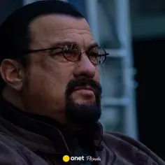 Steven Seagal, znany z filmów akcji, z charakterystyczną brodą i okularami. Czy ma dzieci? Tak, ma ich kilkoro.