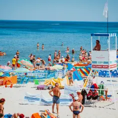 Co oznacza biała flaga nad morzem? Bezpieczne warunki do kąpieli