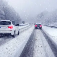 Jazda w śnieżycy wymaga ostrożności. Zobacz, jak hamować autem na śliskiej nawierzchni, by bezpiecznie dotrzeć do celu.