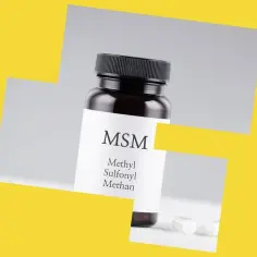 Butelka MSM, suplementu, który może powodować bezsenność po msm. Dwie kapsułki leżą obok.
