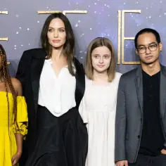 Angelina Jolie z szóstką dzieci na premierze.