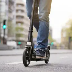 Czy hulajnoga elektryczna można jeździć po chodniku? Sprawdź zasady bezpieczeństwa