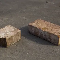 Ile waży cegła i dlaczego jej waga ma ogromne znaczenie w budownictwie