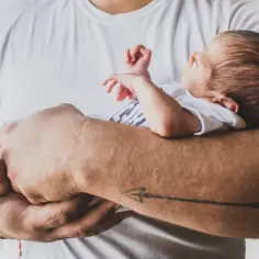 Jak wydłużyć sen niemowlaka w nocy: 8 skutecznych metod
