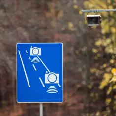 Znak informuje o odcinkowym pomiarze prędkości na A4. Uważaj na kamery rejestrujące jazdę.