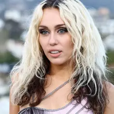 Miley cyrus olśniła na pokazie louis vuitton. tej piosenki jeszcze nie znacie