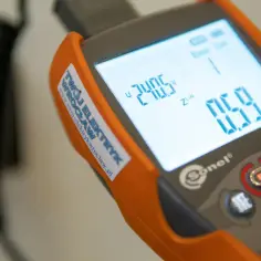 Pomiar instalacji elektrycznej, kluczowy dla zwiększenia mocy przyłączeniowej Tauron. Urządzenie pokazuje napięcie 240.5V i rezystancję 0.59Ω.