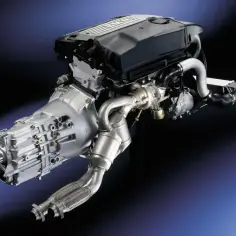 Silnik BMW M57 z turbosprężarką i skrzynią biegów, gotowy do montażu w sportowym aucie.
