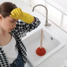 Skuteczne sposoby na udrożnienie zapchanych rur bez stresu
