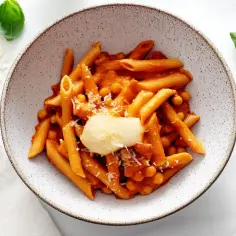 Penne z sosem pomidorowym i ciecierzycą, posypane parmezanem. Zastanawiasz się, ile kcal ma makaron z sosem pomidorowym?