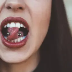Jak długo goi się kolczyk w języku? Czas i ważne wskazówki na gojenie