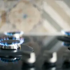 Płomienie palników gazowych. Upewnij się, że stężenie czadu nie przekracza bezpiecznego poziomu, bo nawet niewielkie ilości są niebezpieczne.