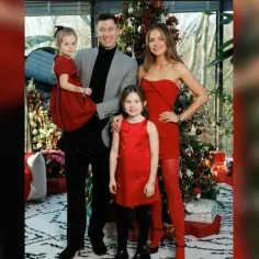 Rodzina Lewandowskich w świątecznej sesji. Robert Lewandowski ma dwoje dzieci, które widać na zdjęciu.