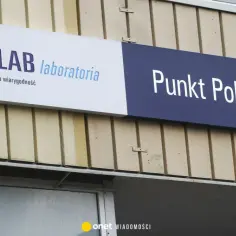 Znak ALAB laboratorium z napisem "Punkt Pobrań". Tutaj dowiesz się, jak pobrać wyniki z laboratorium Alab.