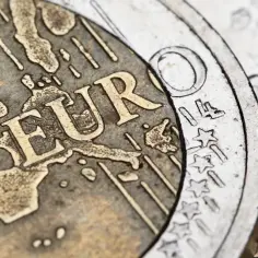 Zbliżenie na monetę euro z mapą Europy. Kiedy euro w Polsce?