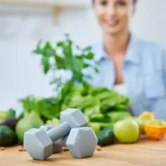 Dumbbells i świeże warzywa na blacie. Idealne składniki na zdrowy post Daniela 7 dni.