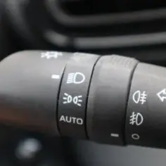 Jak łatwo włączyć przednie światła przeciwmgielne w Toyota Yaris – krok po kroku