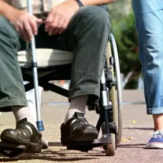 Kto może być opiekunem osoby niepełnosprawnej? Sprawdź wymagania i warunki