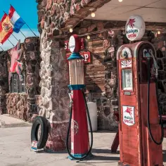 Stare dystrybutory paliwa Mobilgas i flagi narodowe przyciągają wzrok, zapraszając do odkrywania **route 66 atrakcje**.