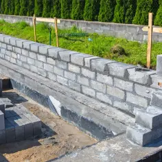 Budowa fundamentów: stosy pustaków, murowana ściana i betonowe elementy. Jak obliczyć beton na fundament?