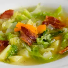 Pyszna zupa kapuśniak z młodej kapusty, ziemniaków i boczku. Aromatyczna, sycąca i pełna wiosennych smaków.