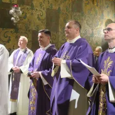 Czuwanie w kościele: co to jest i dlaczego jest tak ważne?