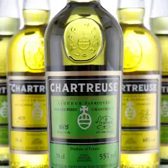 Butelki Chartreuse, likieru z 130 ziół. Tajemnica jego produkcji jest pilnie strzeżona.