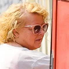 Magda Gessler bez doczepów, w okularach przeciwsłonecznych, z burzą blond loków.