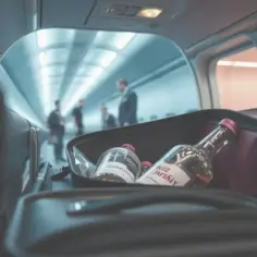 Czy można przewozić alkohol w bagażu podręcznym Wizzair bez problemów?