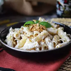 Penne z kremowym sosem z ricotty, orzechami włoskimi i listkiem bazylii. Pyszny makaron z ricottą.
