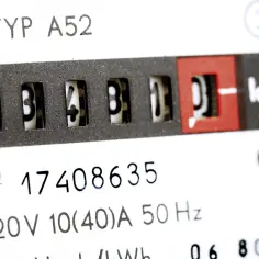 Licznik energii elektrycznej pokazuje zużycie 3330 kWh. Zastanawiasz się, ile kosztuje 1 kWh? Sprawdź rachunek!
